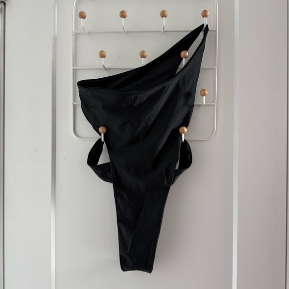 Sandy Bottom black Kiki one-shoulder thong swimsuit - size Small (S) NWOT - Picture 2 of 2